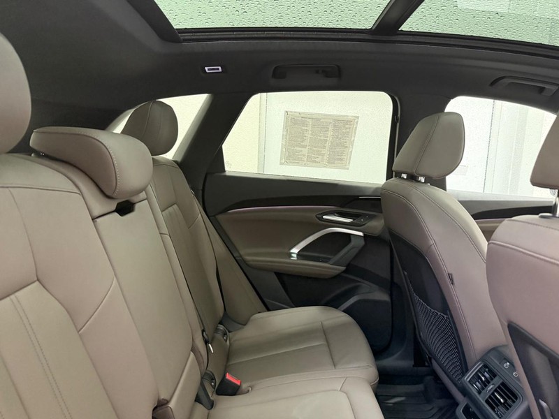 Audi Q5 Vehicle Full-screen Gallery Image 08