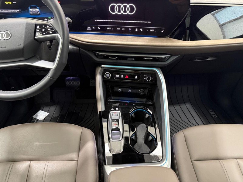 Audi Q5 Vehicle Full-screen Gallery Image 09