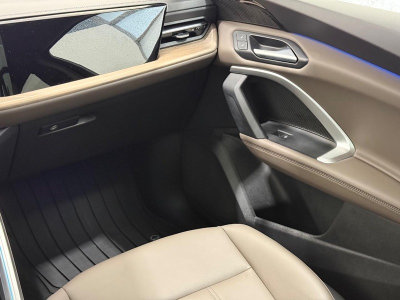 Audi Q5 Vehicle Full-screen Gallery Image 12