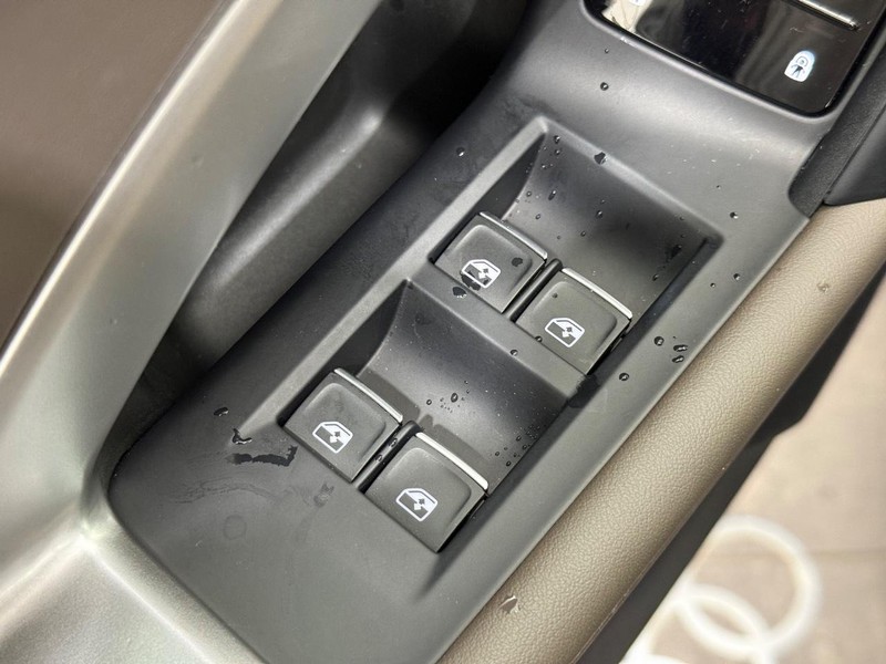 Audi Q5 Vehicle Full-screen Gallery Image 18