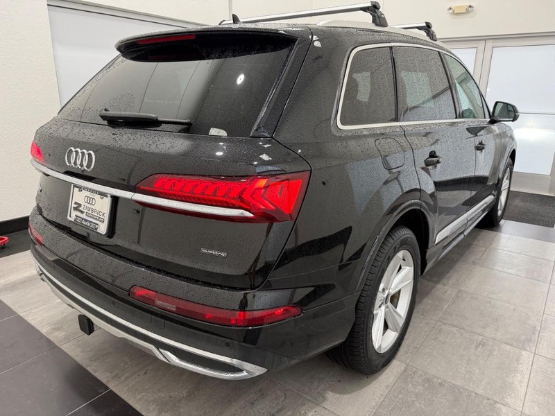 Audi Q7 Vehicle Full-screen Gallery Image 02