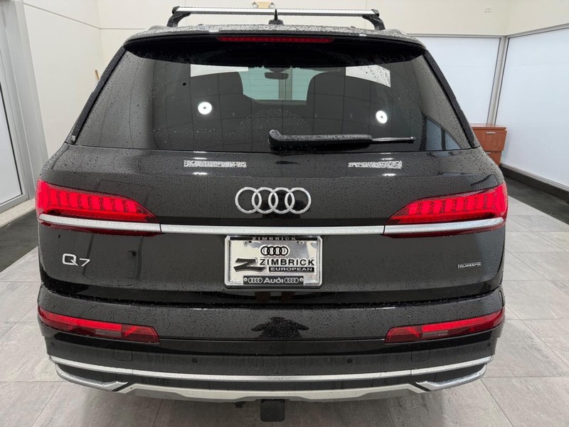 Audi Q7 Vehicle Full-screen Gallery Image 03