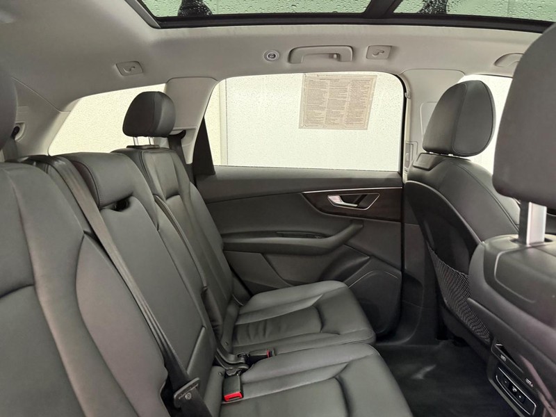 Audi Q7 Vehicle Full-screen Gallery Image 08