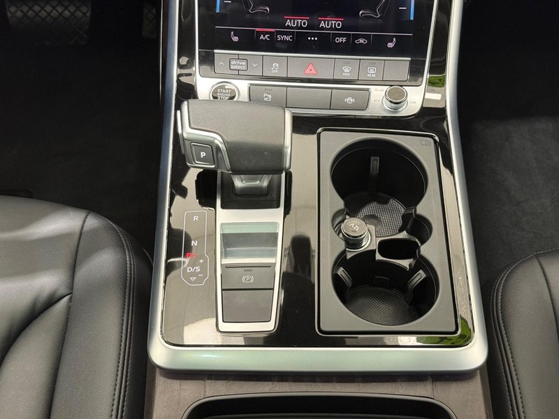 Audi Q7 Vehicle Full-screen Gallery Image 11