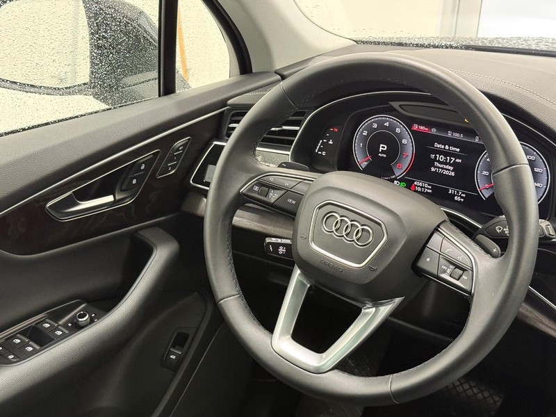 Audi Q7 Vehicle Full-screen Gallery Image 12