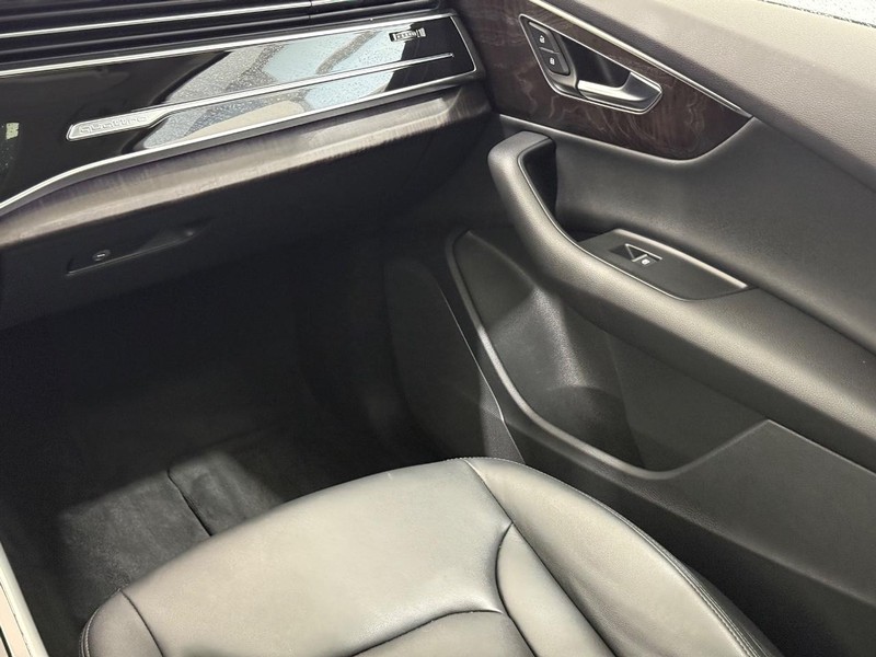 Audi Q7 Vehicle Full-screen Gallery Image 13