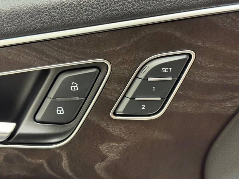 Audi Q7 Vehicle Full-screen Gallery Image 14