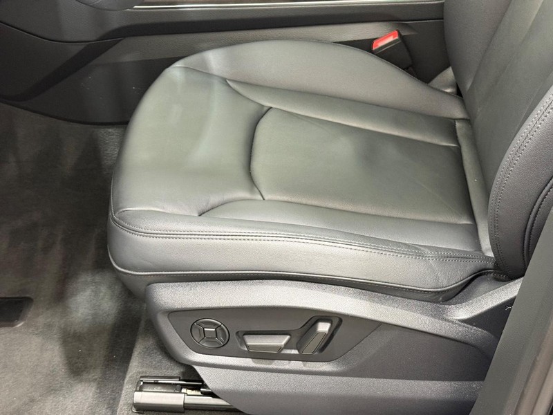 Audi Q7 Vehicle Full-screen Gallery Image 21