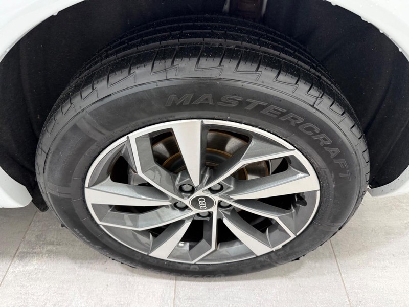 Audi Q5 Vehicle Full-screen Gallery Image 05