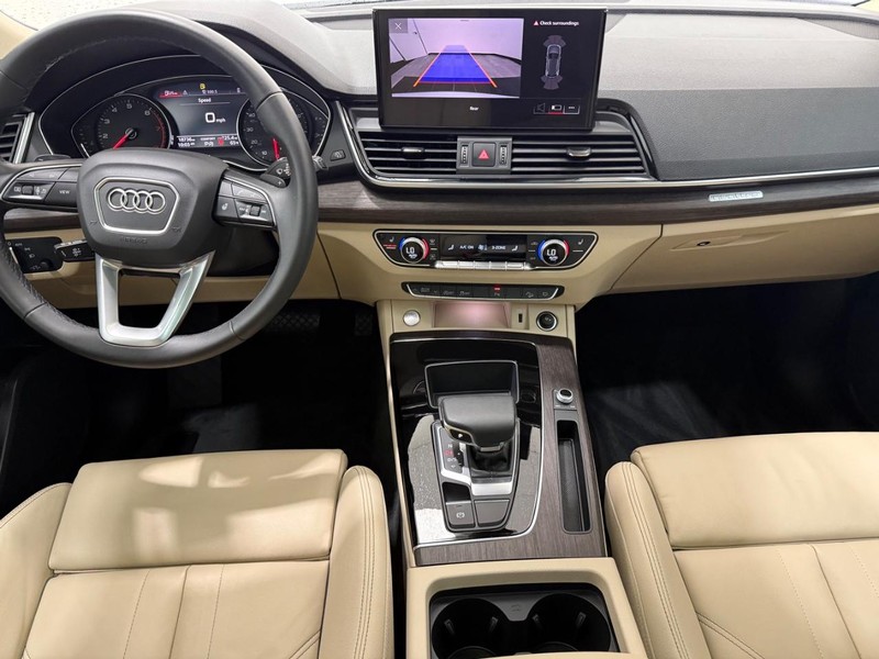 Audi Q5 Vehicle Full-screen Gallery Image 09