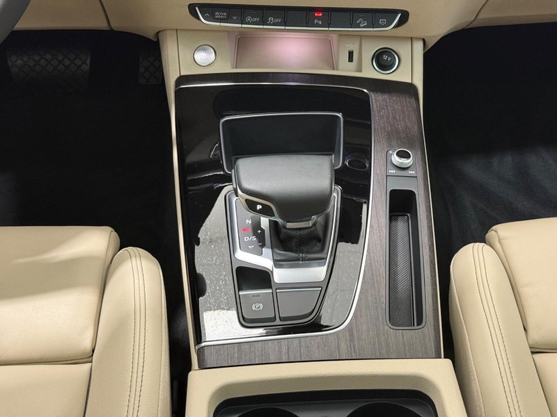 Audi Q5 Vehicle Full-screen Gallery Image 11