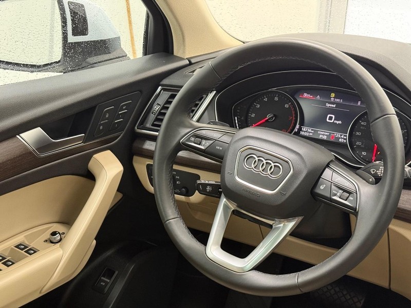 Audi Q5 Vehicle Full-screen Gallery Image 12