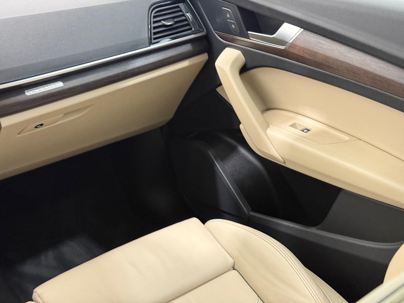 Audi Q5 Vehicle Full-screen Gallery Image 13