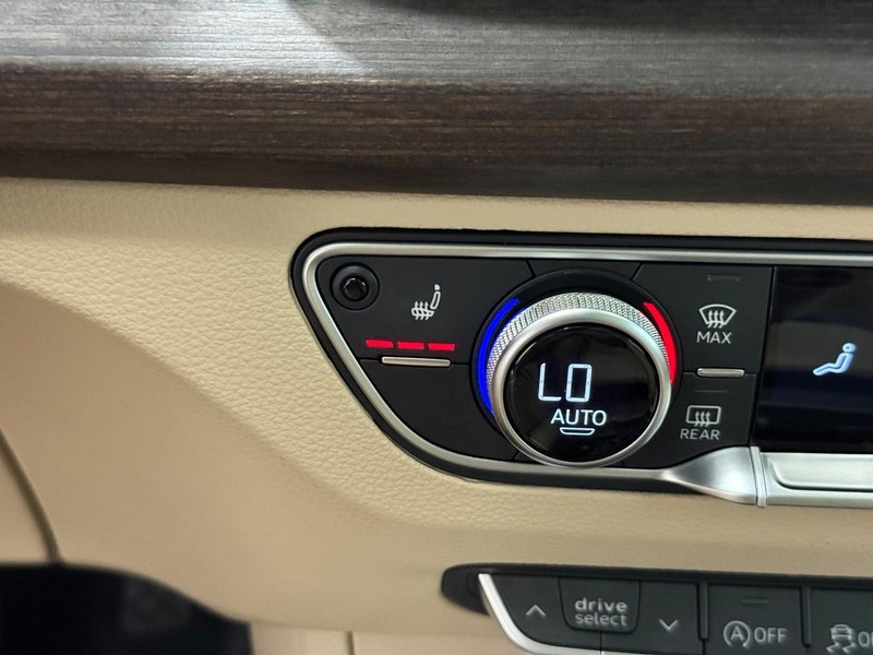 Audi Q5 Vehicle Full-screen Gallery Image 19