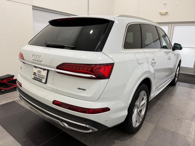 Audi Q7 Vehicle Full-screen Gallery Image 02