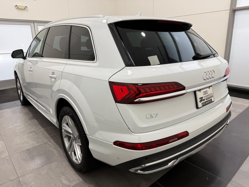 Audi Q7 Vehicle Full-screen Gallery Image 03