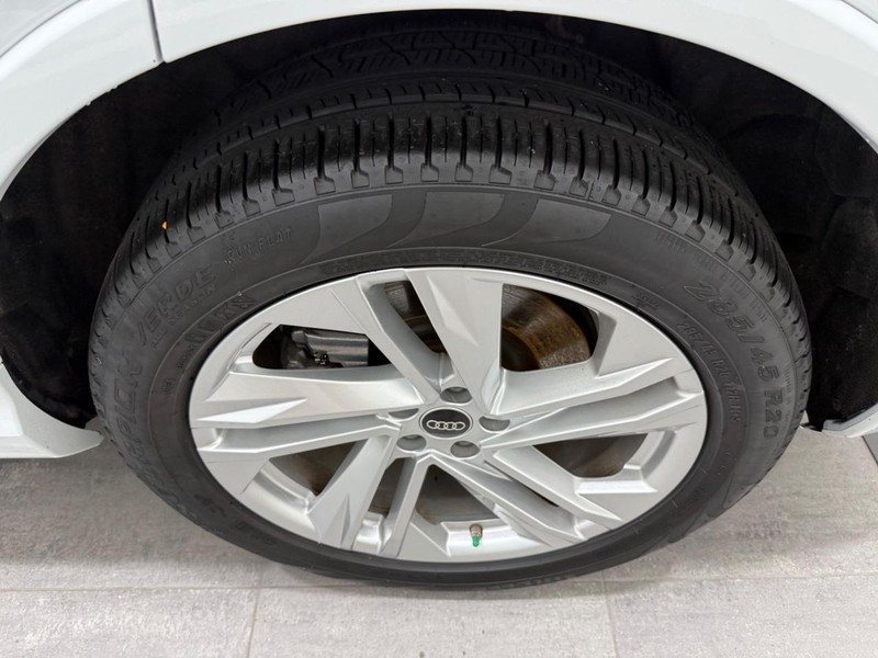 Audi Q7 Vehicle Full-screen Gallery Image 04