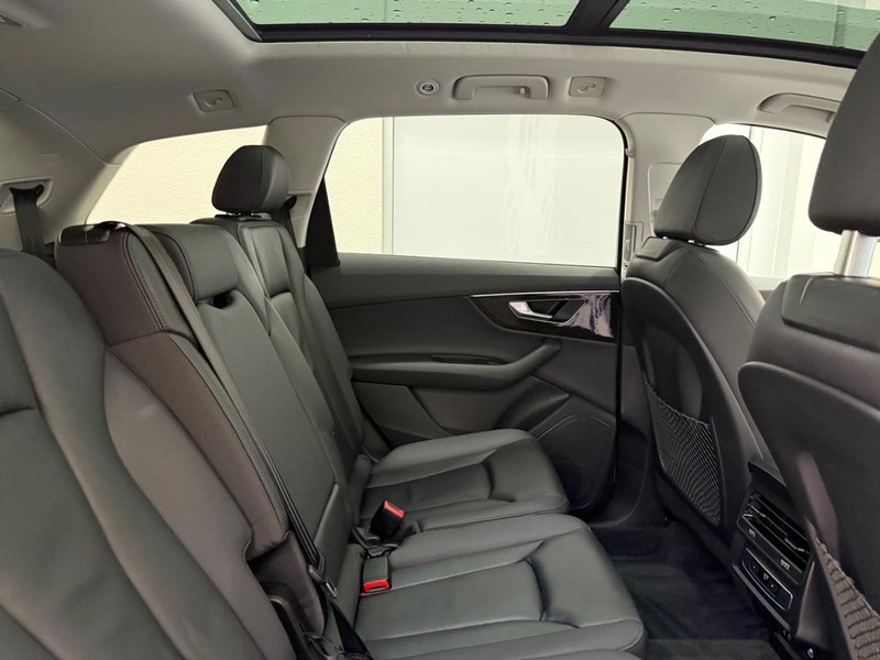 Audi Q7 Vehicle Full-screen Gallery Image 07