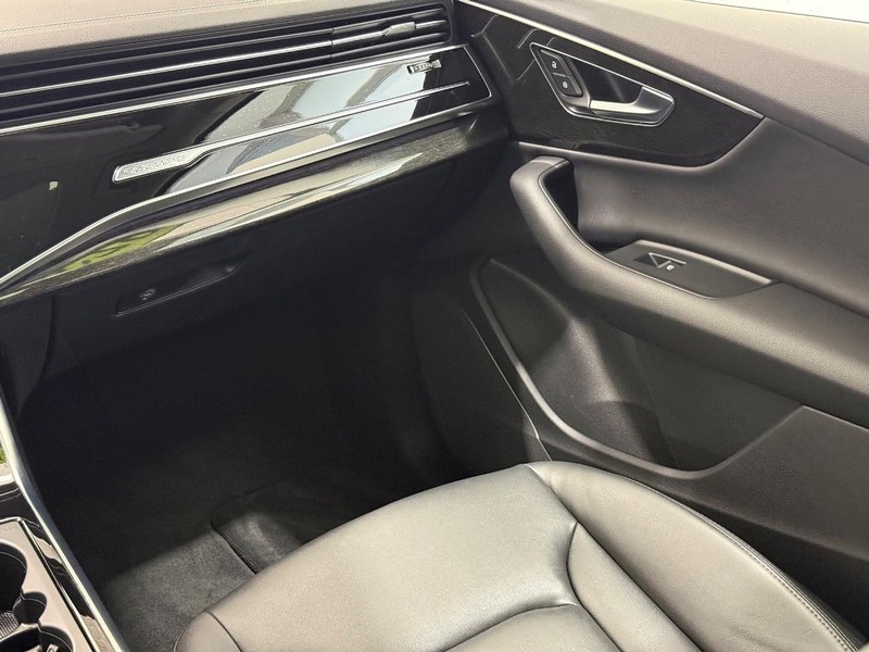 Audi Q7 Vehicle Full-screen Gallery Image 12