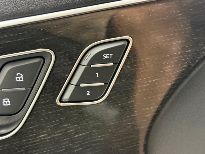 Audi Q7 Vehicle Full-screen Gallery Image 13