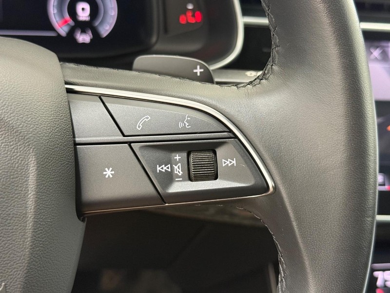 Audi Q7 Vehicle Full-screen Gallery Image 15