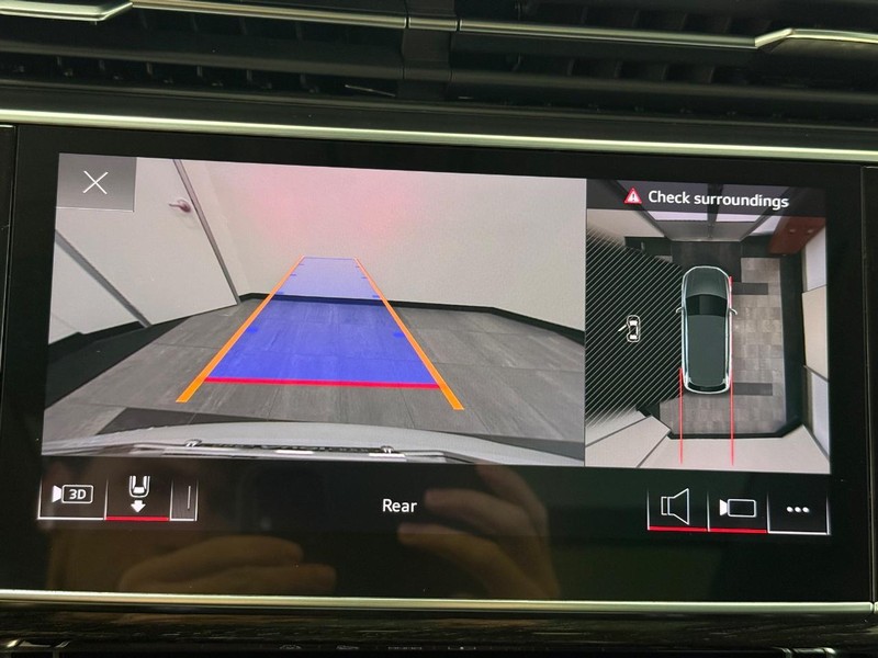 Audi Q7 Vehicle Full-screen Gallery Image 17
