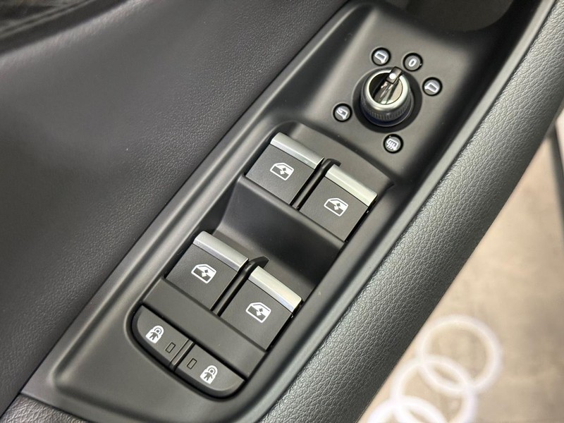 Audi Q7 Vehicle Full-screen Gallery Image 19