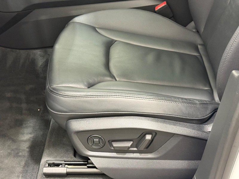 Audi Q7 Vehicle Full-screen Gallery Image 20