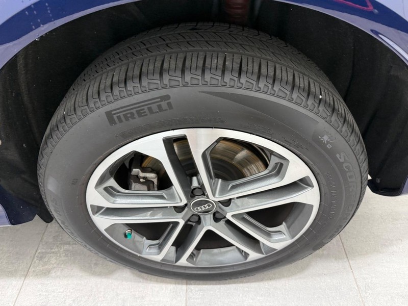Audi Q5 Vehicle Full-screen Gallery Image 05