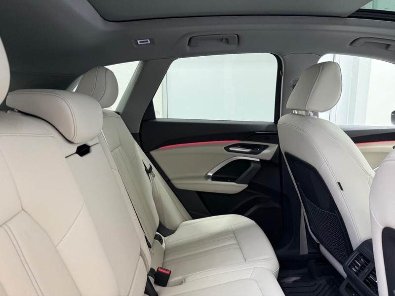 Audi Q5 Vehicle Full-screen Gallery Image 08