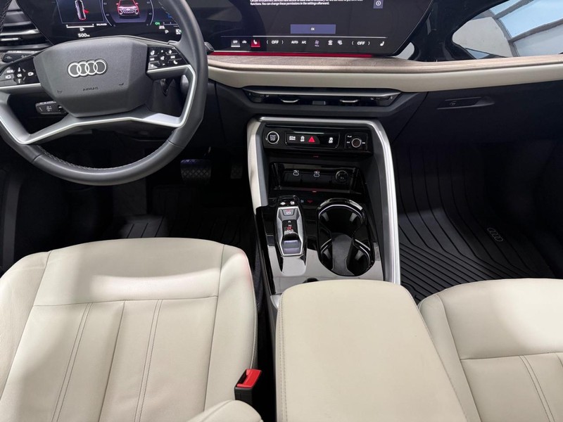 Audi Q5 Vehicle Full-screen Gallery Image 09
