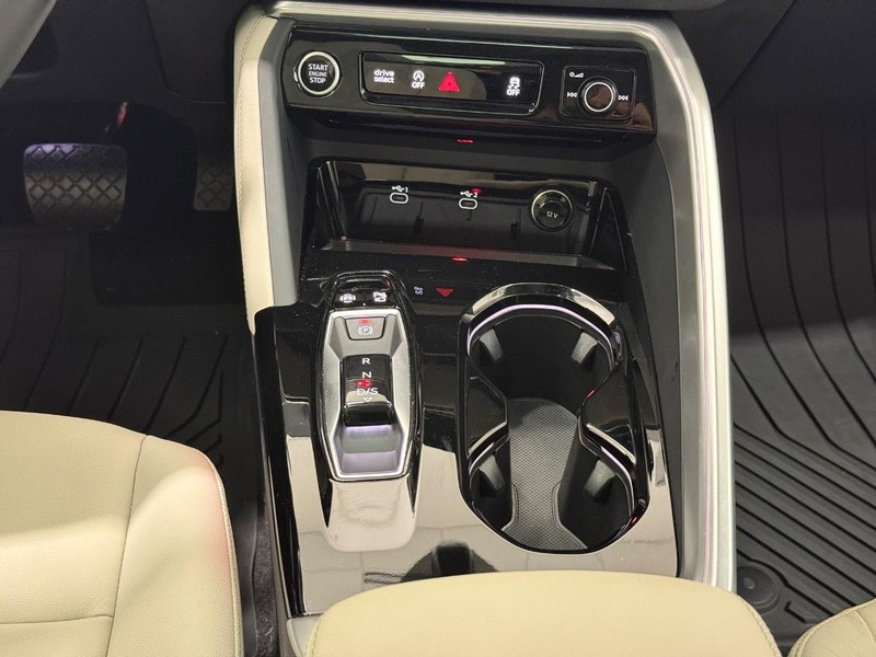 Audi Q5 Vehicle Full-screen Gallery Image 11