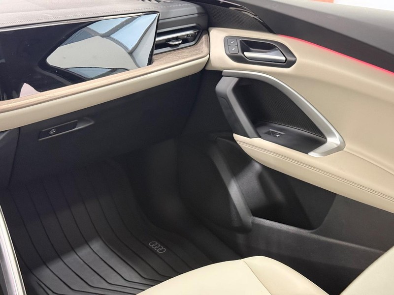 Audi Q5 Vehicle Full-screen Gallery Image 12