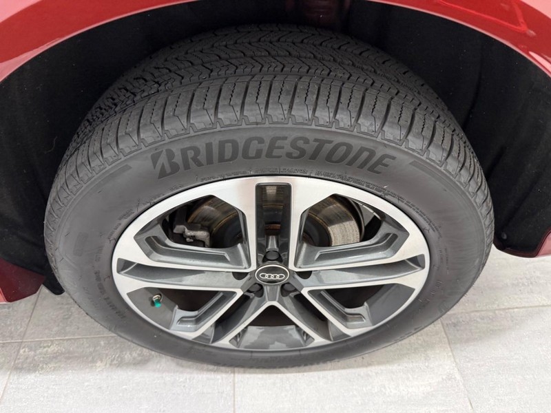 Audi Q5 Vehicle Full-screen Gallery Image 05