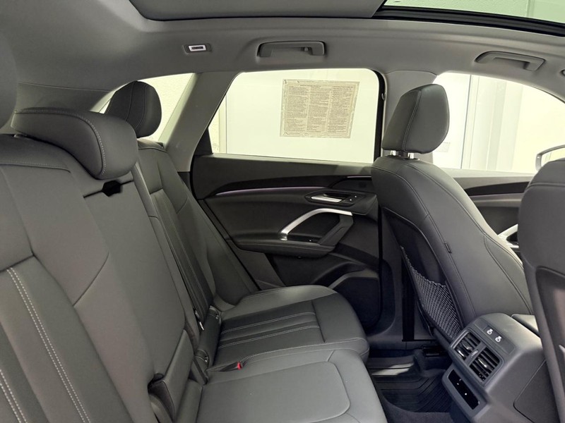 Audi Q5 Vehicle Full-screen Gallery Image 08