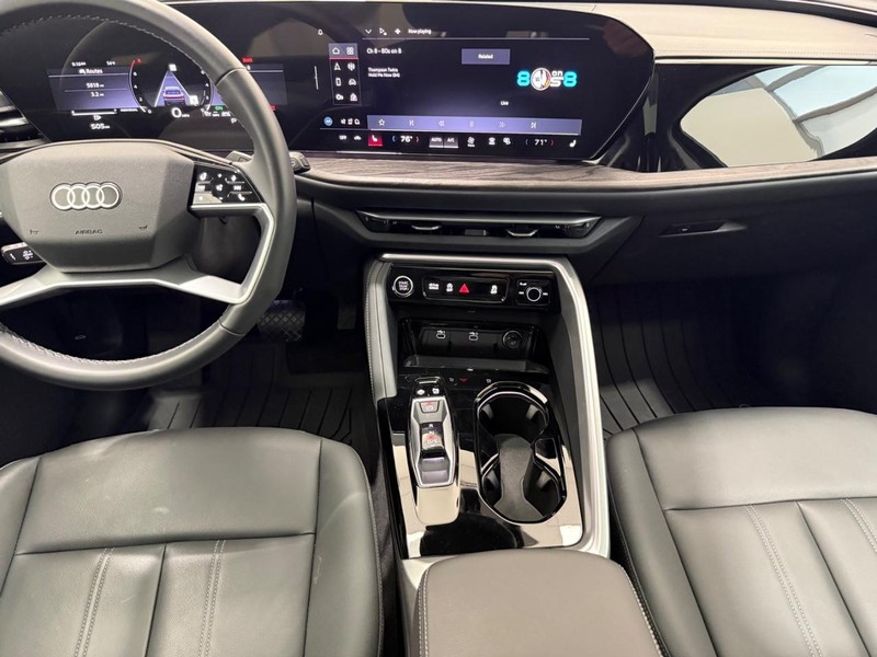 Audi Q5 Vehicle Full-screen Gallery Image 09