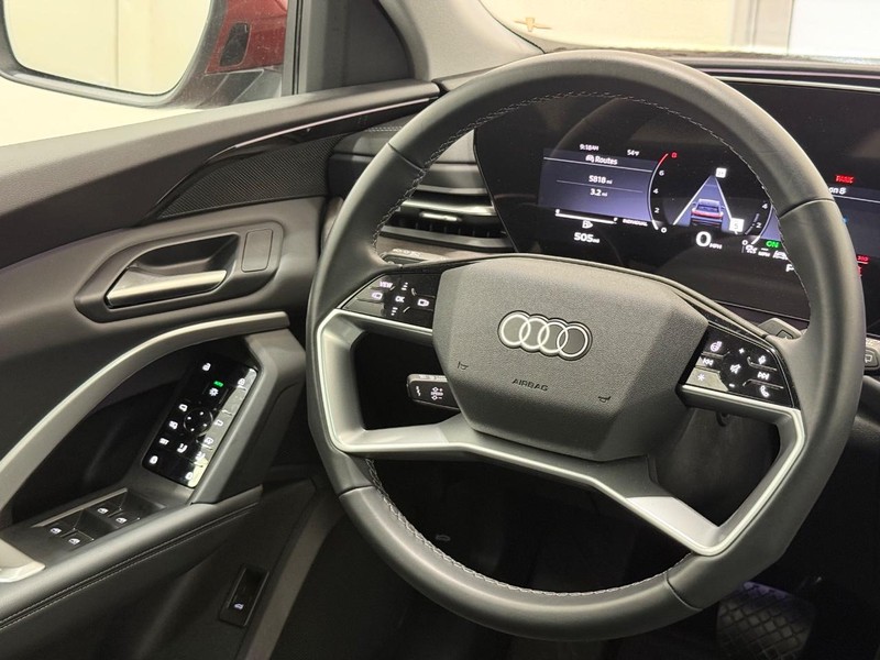 Audi Q5 Vehicle Full-screen Gallery Image 11