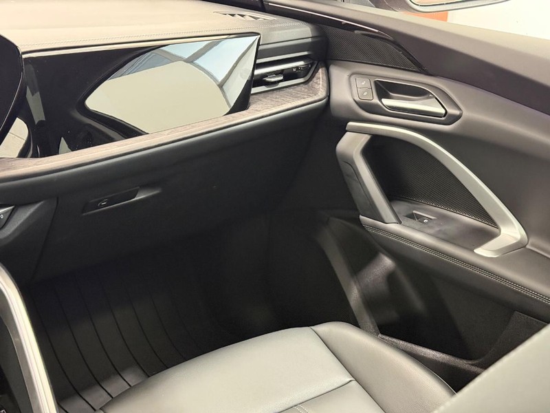Audi Q5 Vehicle Full-screen Gallery Image 12