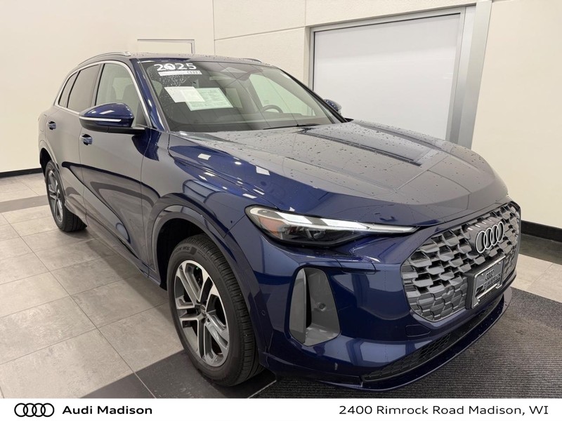 Audi Q5 Vehicle Full-screen Gallery Image 01