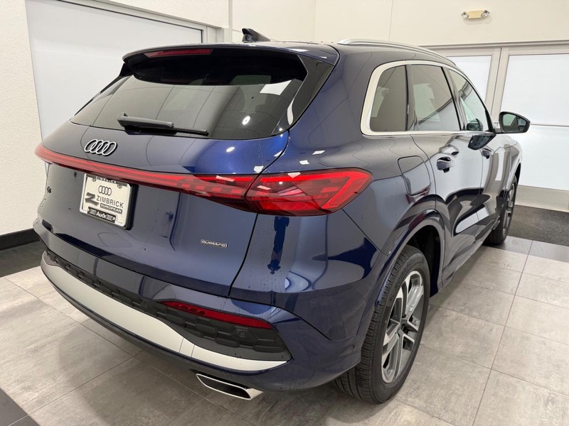 Audi Q5 Vehicle Full-screen Gallery Image 02