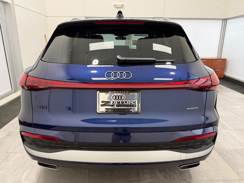 Audi Q5 Vehicle Full-screen Gallery Image 03
