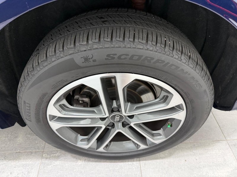 Audi Q5 Vehicle Full-screen Gallery Image 05