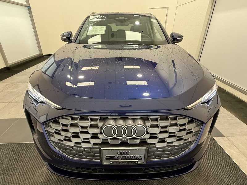 Audi Q5 Vehicle Full-screen Gallery Image 07