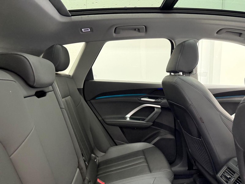 Audi Q5 Vehicle Full-screen Gallery Image 08
