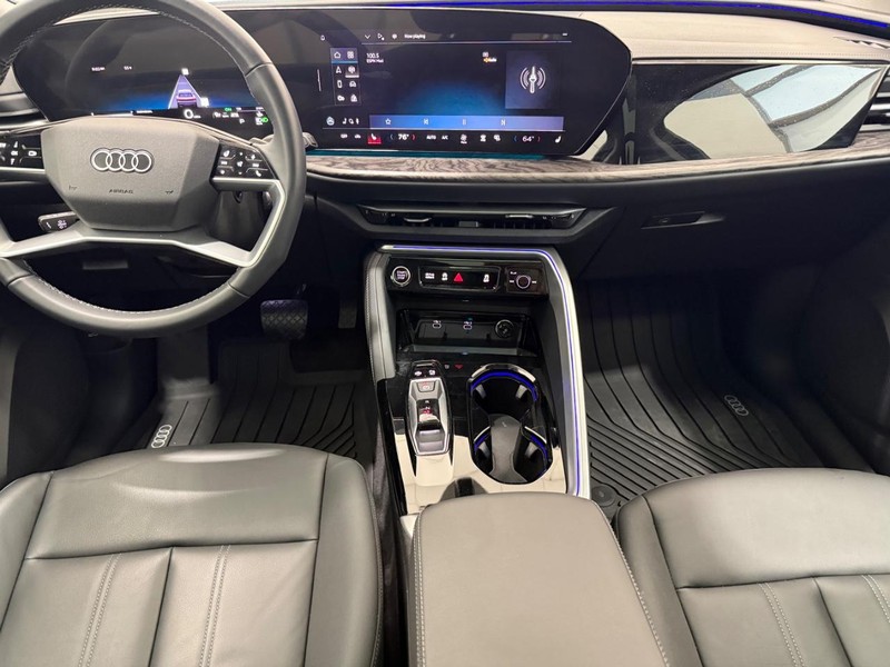 Audi Q5 Vehicle Full-screen Gallery Image 09