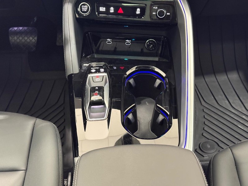 Audi Q5 Vehicle Full-screen Gallery Image 11