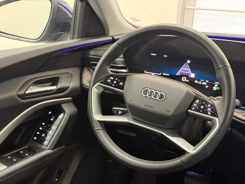 Audi Q5 Vehicle Full-screen Gallery Image 12