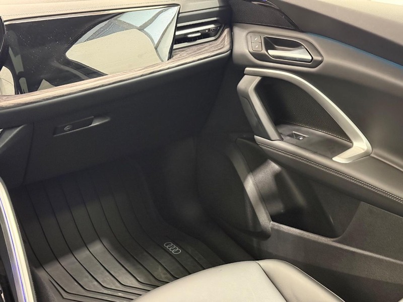 Audi Q5 Vehicle Full-screen Gallery Image 13
