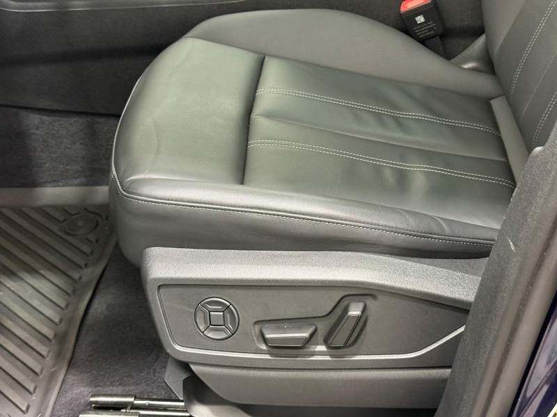 Audi Q5 Vehicle Full-screen Gallery Image 19