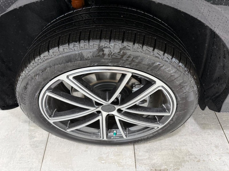 Audi Q5 Sportback Vehicle Image 3
